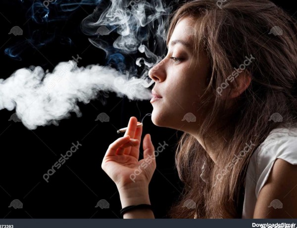 زن سیگار کشیدن سیگار روی پس زمینه سیاه 1273393