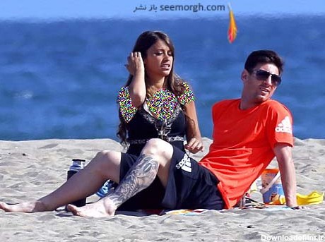 لیونل مسی و همسرش در سواحل بارسلونا