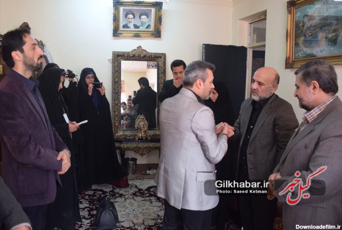 اختصاصی/ گزارش تصویری دیدار جمعی از خبرنگاران و بسیج هنرمندان استان با خانواده شهید مدافع حرم بابک نوری هریس