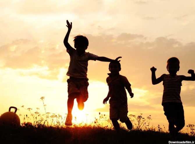 دانلود تصویر با کیفیت سه کودک در حال بازی و شادی کردن