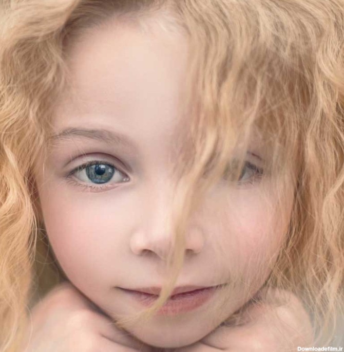 دانلود تصویر با کیفیت چهره دختر بچه با مو های نمیه فر