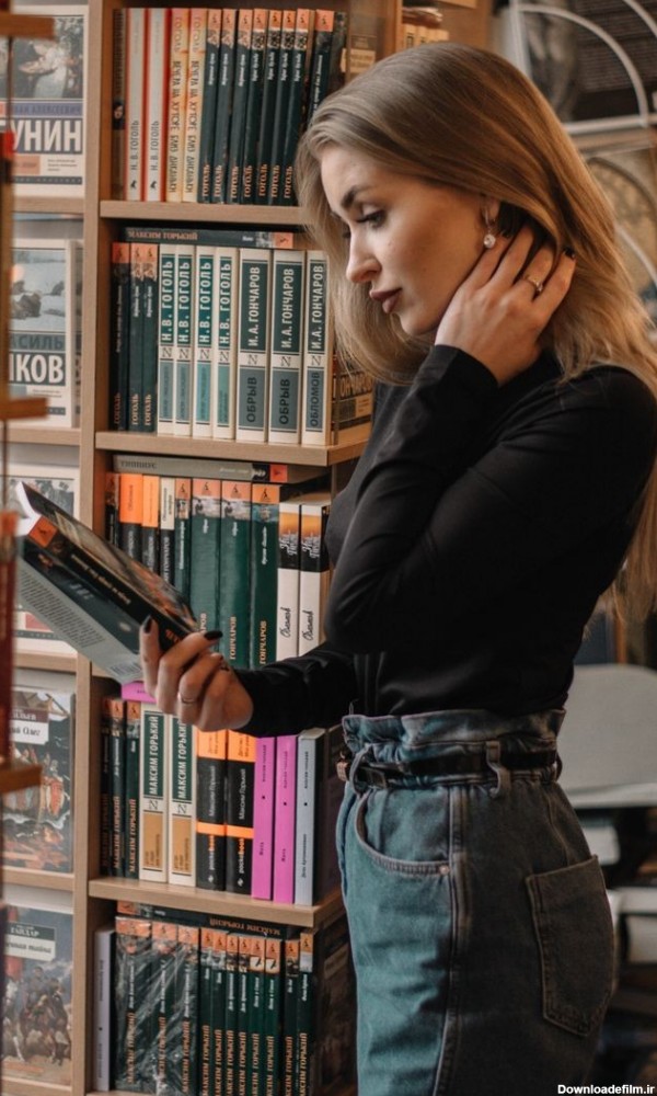 عکس دختر زیبا در حال کتاب خواندن در کتابخانه برای پروفایل