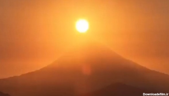 طلوع خورشید از پشت کوه دماوند به همراه نغمه ای از استاد شجریان + فیلم