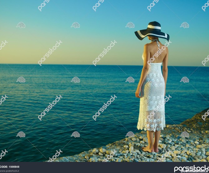 زن زیبا در کلاه در دریا 1508848