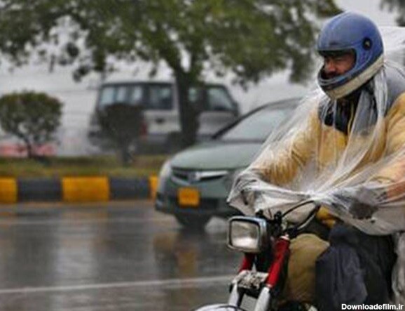 ابتکار عجیب و جالب موتور سوار پاکستانی در روز بارانی / عکس