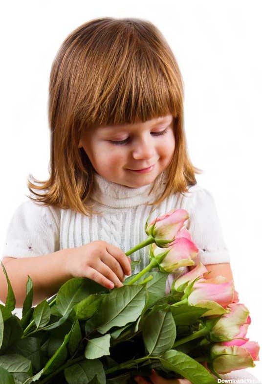 دانلود تصویر با کیفیت دختر بچه در حال نگاه کردن به گل های رز صورتی