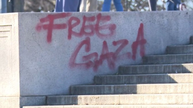 اعتراضِ طرفداران فلسطین با رنگ خون در بنای یادبود آبراهام لینکلن
