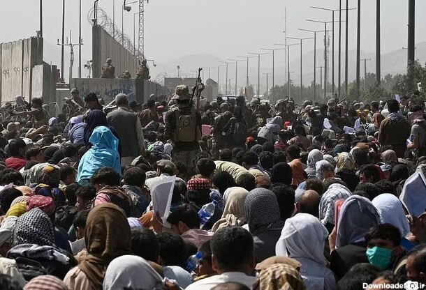 بحران در فرودگاه کابل؛خانواده‌ها تشنه و خسته زیر آفتاب سوزان منتظرند/شلاق و قنداق تفنگ،پاسخ نظامیان آمریکا به افغان‌ها/عکس