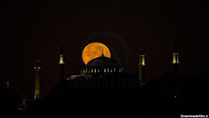 رقابت عکاسان بخاطر گرفتن عکس حلول قرص کامل ماه بر روی مسجد ...