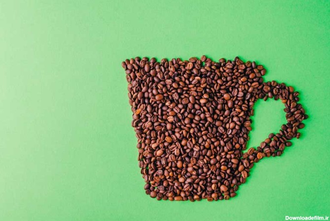 تصویر باکیفیت چینش دانه های قهوه به شکل لیوان