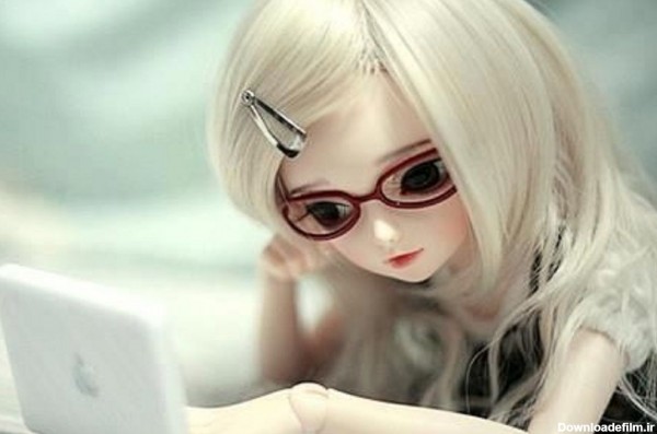 تصویر دلنشین از عروسک دختر در حال مطالعه با کیفیت 4K