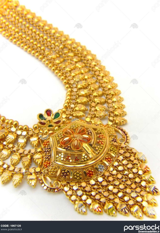 تصویری که گردنبند طلایی هندی را در پس‌زمینه سفید جدا شده ...