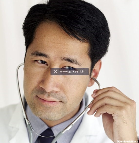 عکس با کیفیت از دکتر مرد درحال گوش دادن به ضربان قلب