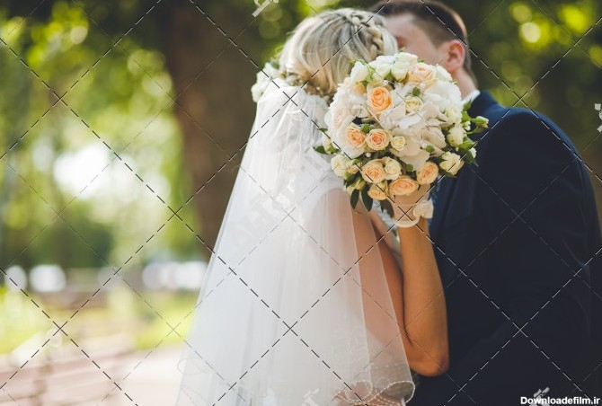 ژست عاشقانه عروس و داماد برای عکس