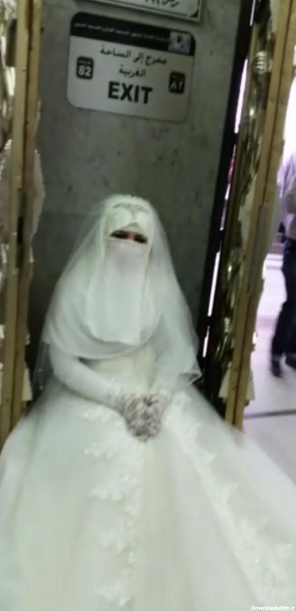 دختری که با لباس عروس پشت درهای مسجد الحرام ماند +تصاویر