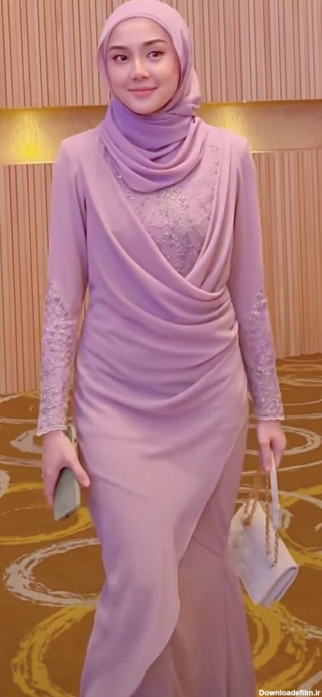 لباس مجلسی زنانه کلوش بلند رنگ بنفش کمرنگ پوشیده مدل یه طرفه یقه و آستین گیپور