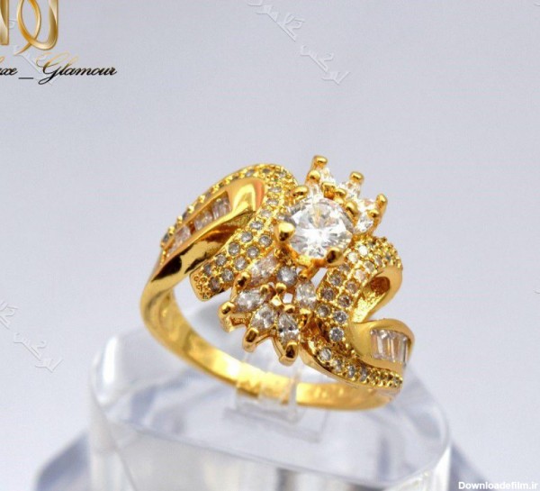 انگشتر زنانه طرح طلا تیتانیومی با نگین باگت درشت برجسته Rg-n146 روی استند
