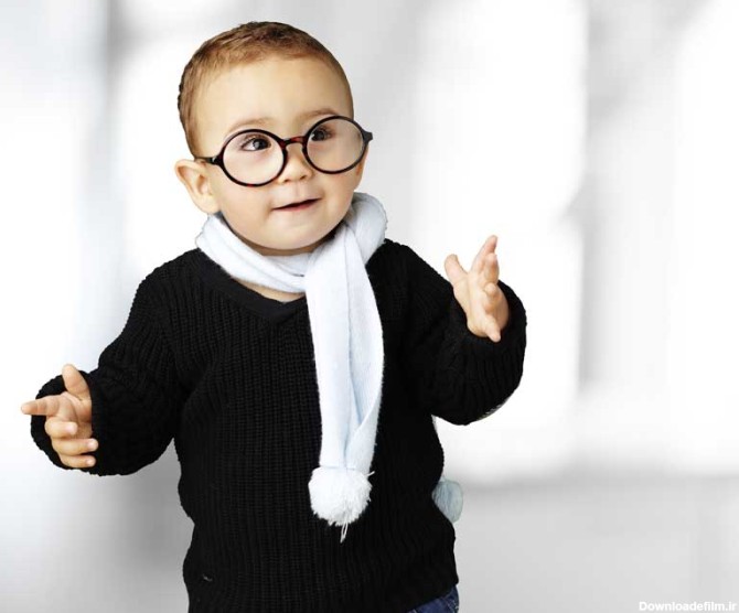 دانلود تصویر باکیفیت نوزاد عینکی با لباس مشکی و شال گردن سفید