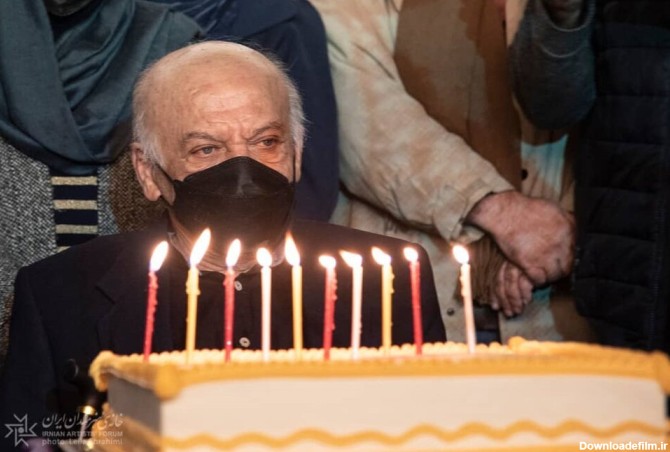 علی‌اکبر صادقی، در حال بریدن کیک تولد ۸۴ سالگی خود/ عکس - خبرآنلاین