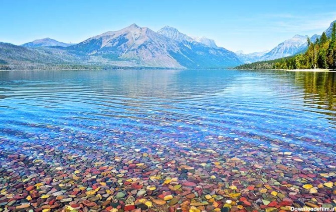 این دریاچه پر از سنگریزه های رنگی است + تصویر