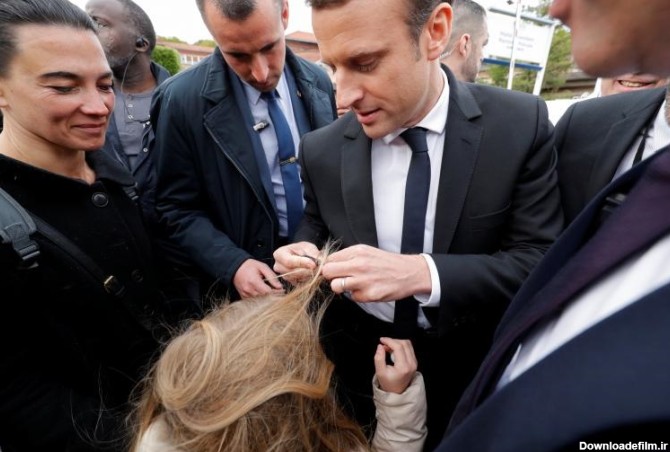 عکس/ گیرکردن موی بلند یک دختربچه به دکمه کت نامزد ریاست جمهوری فرانسه