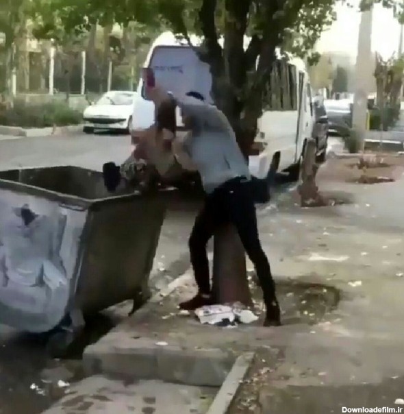 فرارو | (ویدیو) اقدام خجالت آور یک مرد در انداختن کودک زباله گرد ...