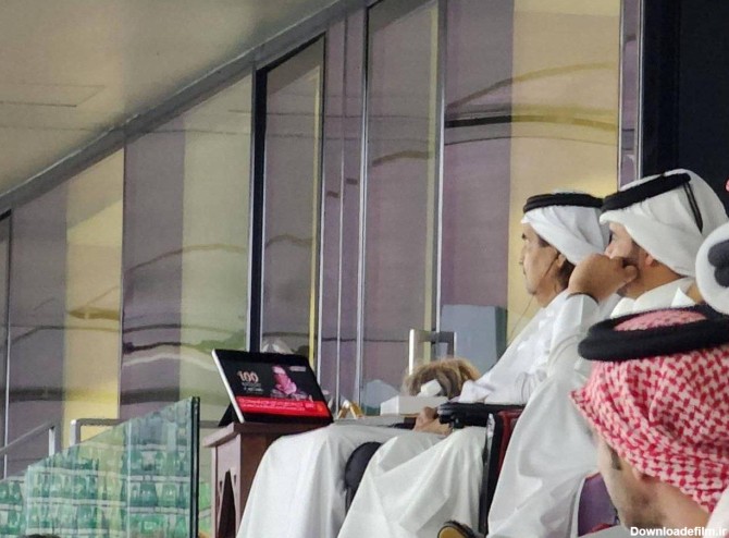عکس/ پدر امیر قطر در حال گوش دادن به صحبت‌های ابوعبیده