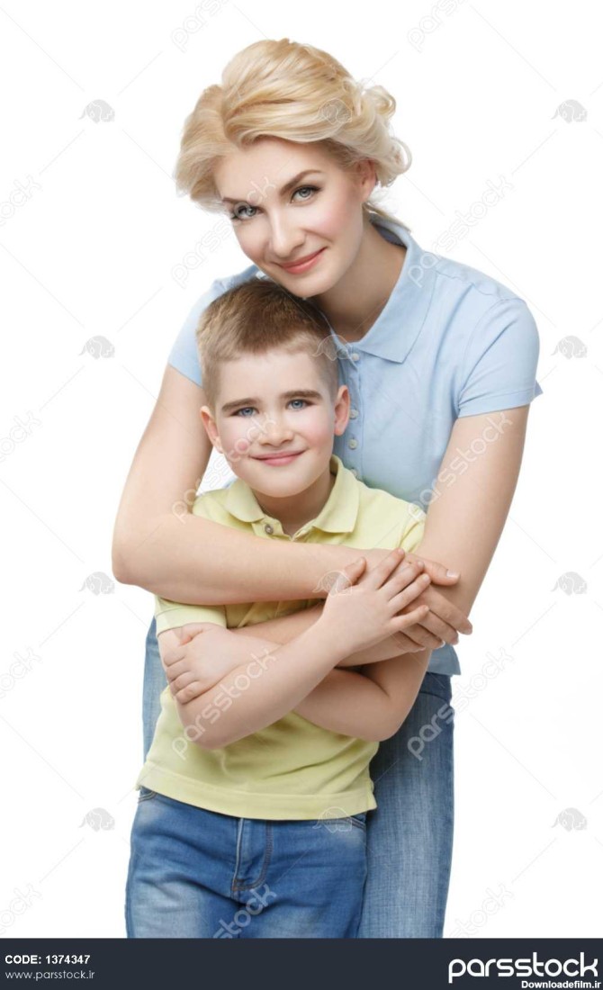 مادر جوان پسر را در آغوش می گیرد 1374347