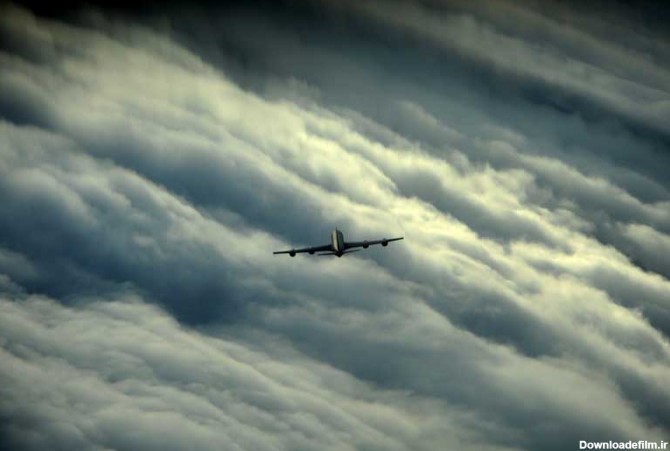 تصویر هواپیمای مسافربری بالای ابر ها