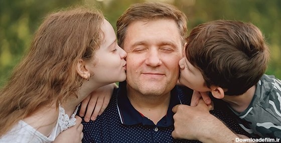 تصویر پسر و دختر بچه در حال بوسیدن پدر | فری پیک ایرانی | پیک فری ...