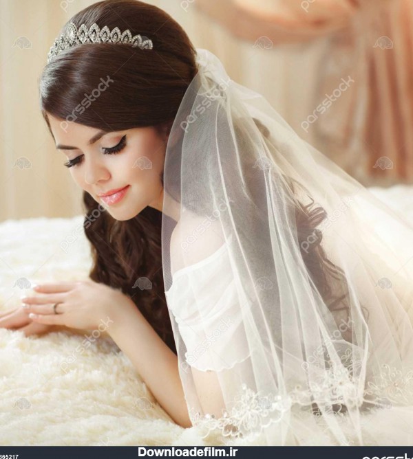 پرتره زیبا عروس با حجاب مد نما در رختخواب در صبح عروسی آرایش دختر ...