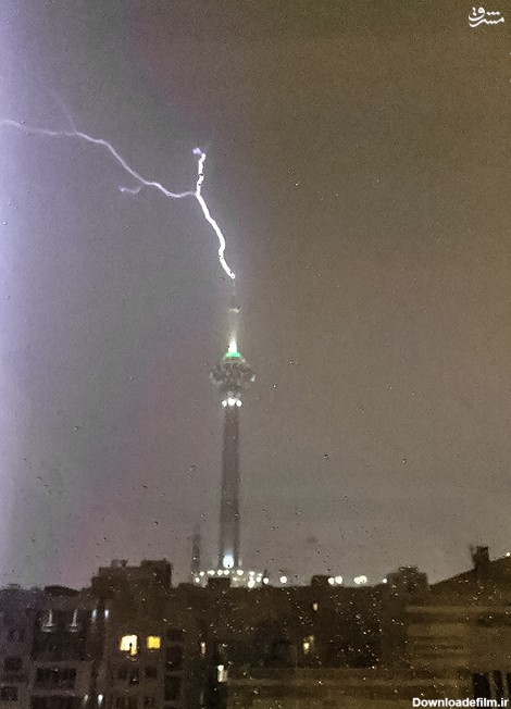 لحظه برخورد صاعقه به برج میلاد +عکس