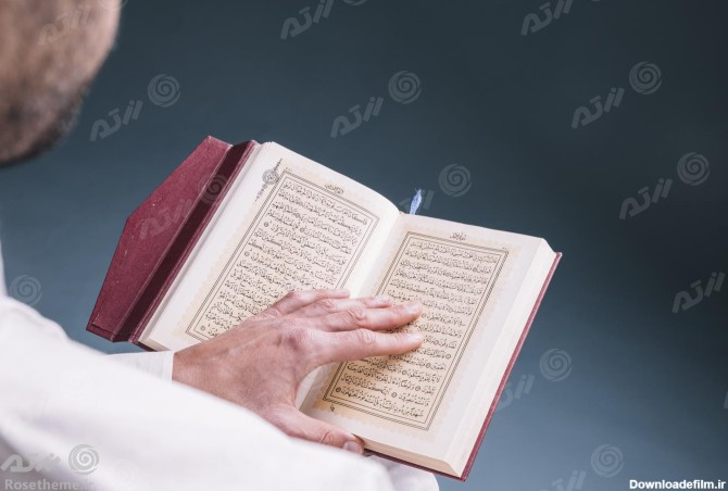تصویر با کیفیت رایگان مرد درحال خواندن قرآن کریم فایل JPG ویژه ماه ...