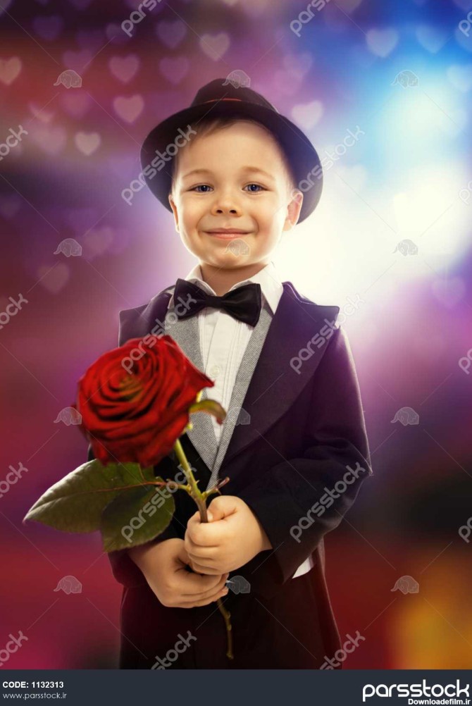 پسر کوچک با گل رز 1132313