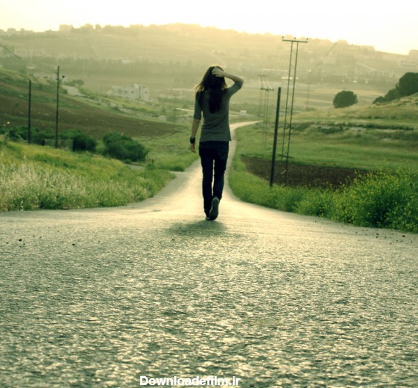 دختر تنهای پیاده در جاده walking alone