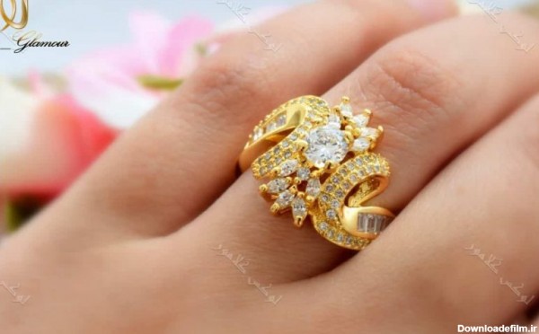 انگشتر زنانه طرح طلا تیتانیومی با نگین باگت درشت برجسته Rg-n146 روی دست