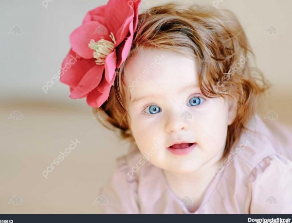 ناز 9 ماهه بچه دختر با گل در موهایش لبخند زد 1398683