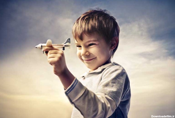 دانلود تصویر با کیفیت کودک هواپیما به دست در آسمان