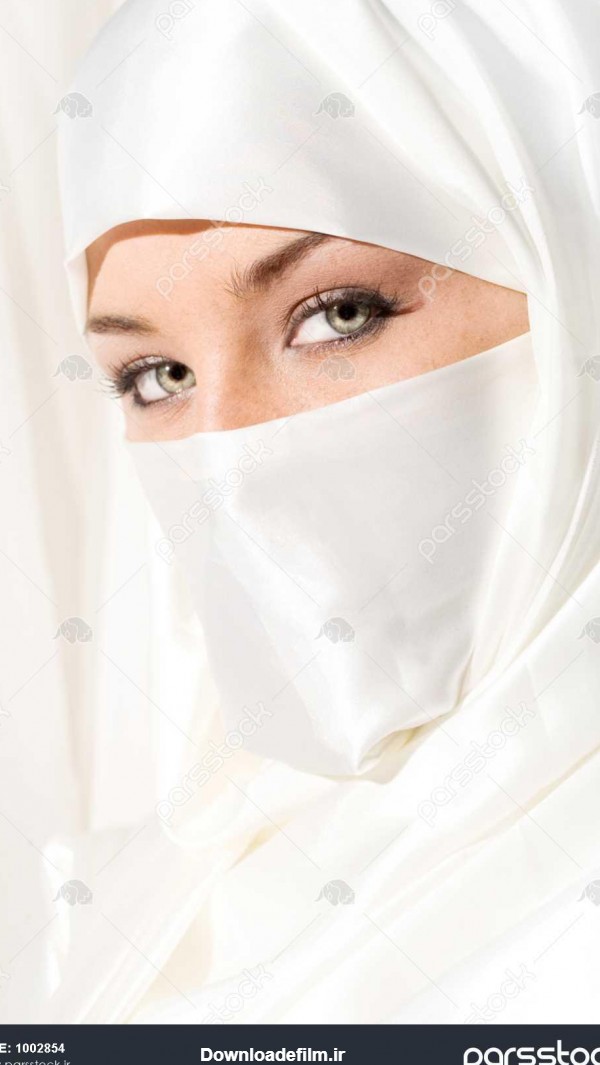 نزدیک عکس چهره زن در حجاب چهره سفید 1002854