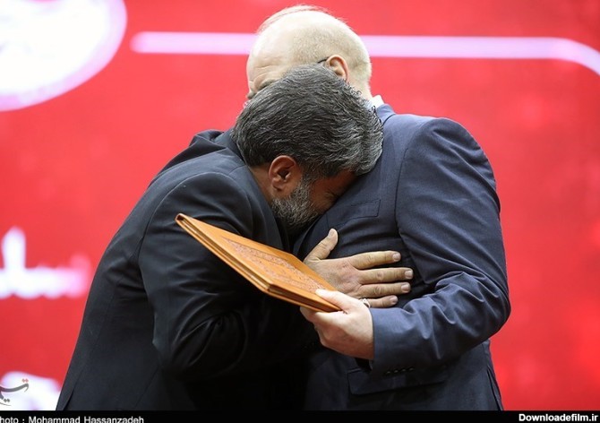 عکس/ بغض پدر شهید ریحانه سلطانی‌نژاد در آغوش رئیس مجلس