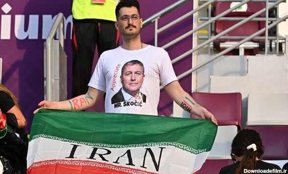 عکس | تی‌شرت خبرساز تماشاگر ایرانی در بازی با انگلیس | پیام ویژه برای یک نفر در روز شکست سنگین در جام جهانی
