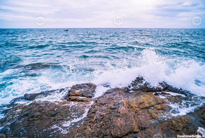 دانلود عکس اقیانوس دریا با موج صاف و منظره صخره ای با آسمان آبی ...