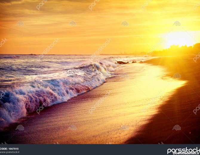 ساحل زیبای غروب دریا دریای مدیترانه اسپانیا رنگ های طلایی 1047015