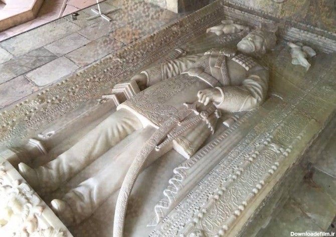 سنگ قبر ناصرالدین شاه در کاخ گلستان