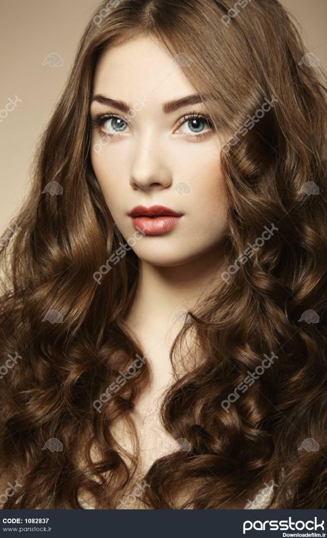 پرتره زن زیبا و جوان با موهای مجعد. عکس مد 1082837