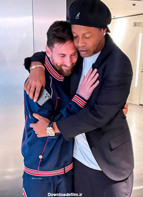عکس بامزه مسی و رونالدینیو در آغوش هم با چشم‌های بسته! | فوتبالی