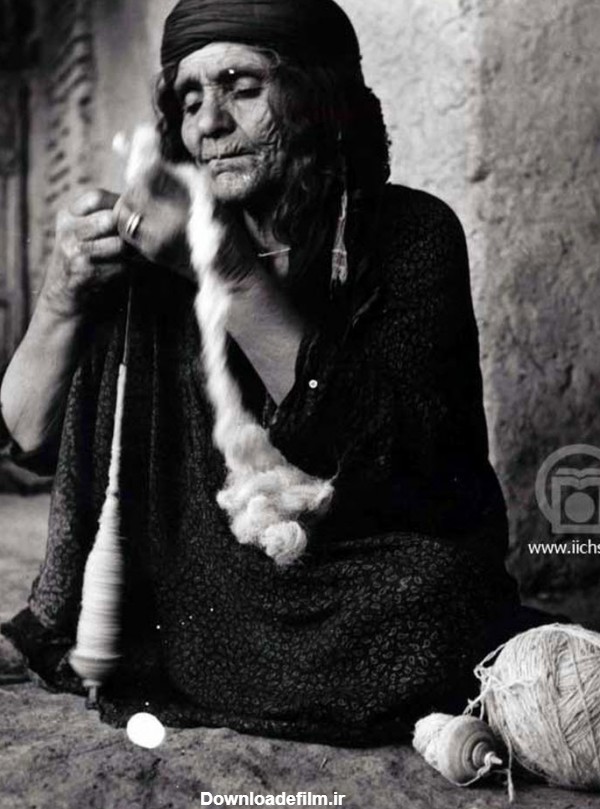 عکس قدیمی - پیرزن روستایی در حال نخ‌ریسی - یک پزشک