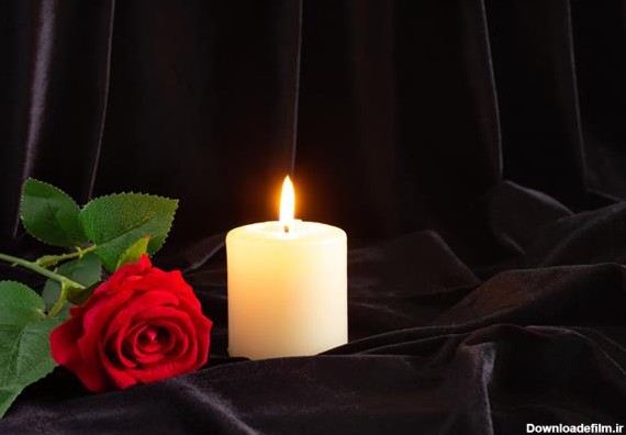یک گل رز قرمز با شمع در زمینه تیره فضای عرفانی دراماتیک آیین ...