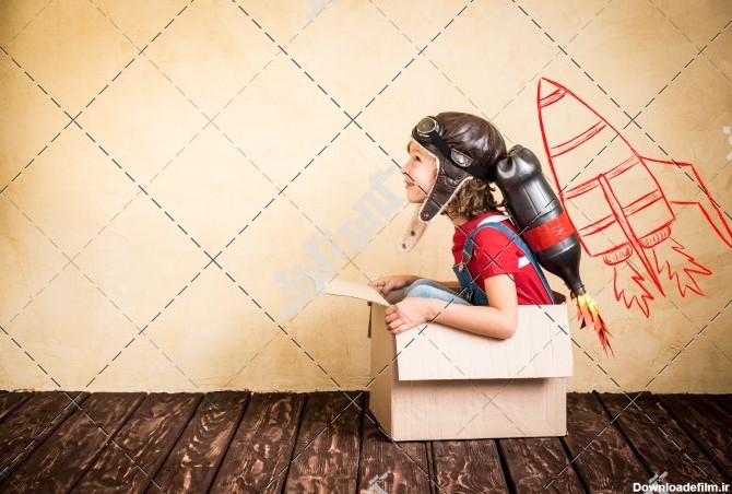 دانلود تصویر با کیفیت دختر بچه با نقاشی موشک