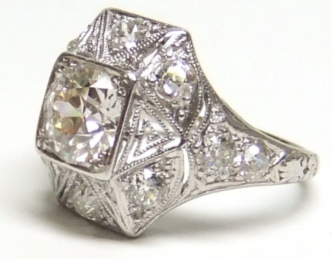 Diamond-ring-e1567521050654 سنگ ماه تولد فروردین: آشنایی با سنگ متولدین فروردین ماه و خواص ویژه آن